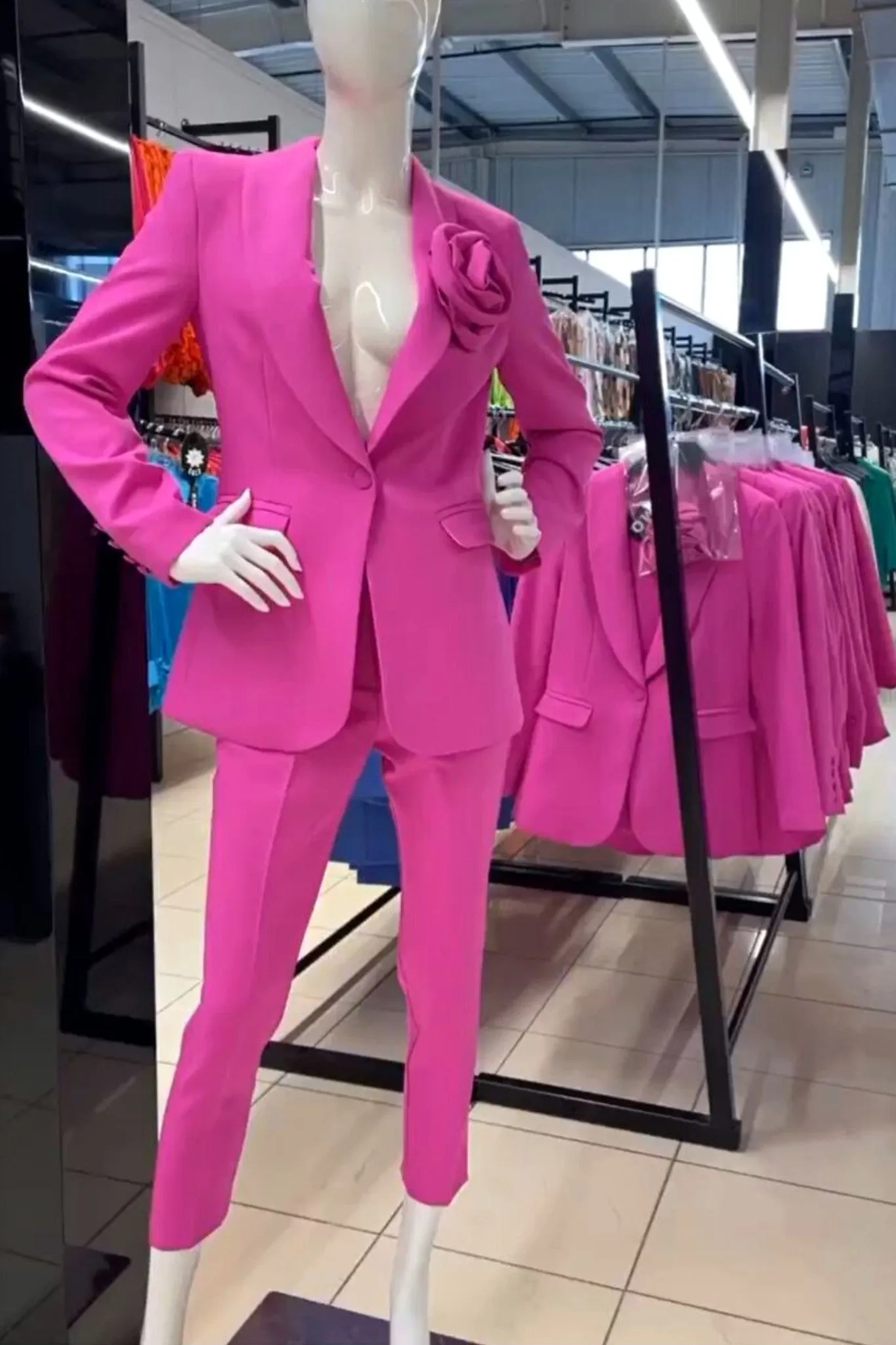 Completo tailleur elegante fuxia giacca con spilla a fiore rimovibile e pantaloni a sigaretta